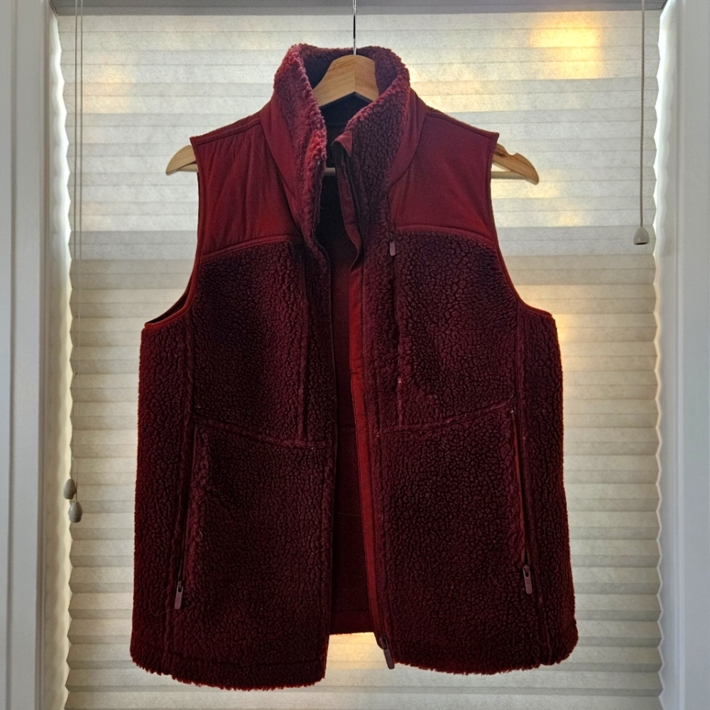 Lululemon Burgundy Sherpa Fleece Vest Size 6